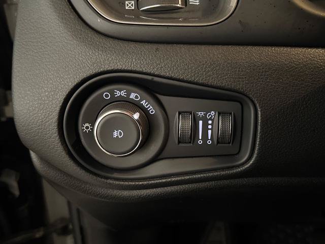 Used 2022 Jeep Renegade Latitude w/ Convenience Group AWD/4WD image 16
