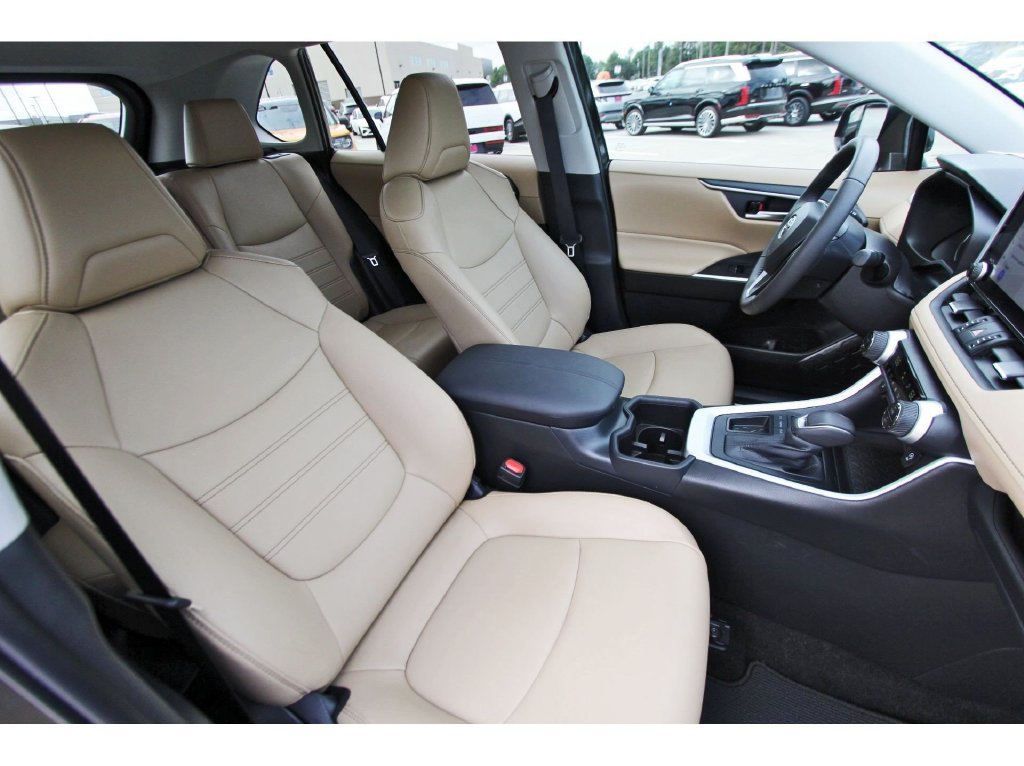 Used 2025 Toyota RAV4 XLE Premium w/ Blackout Package (GST) FWD image 31