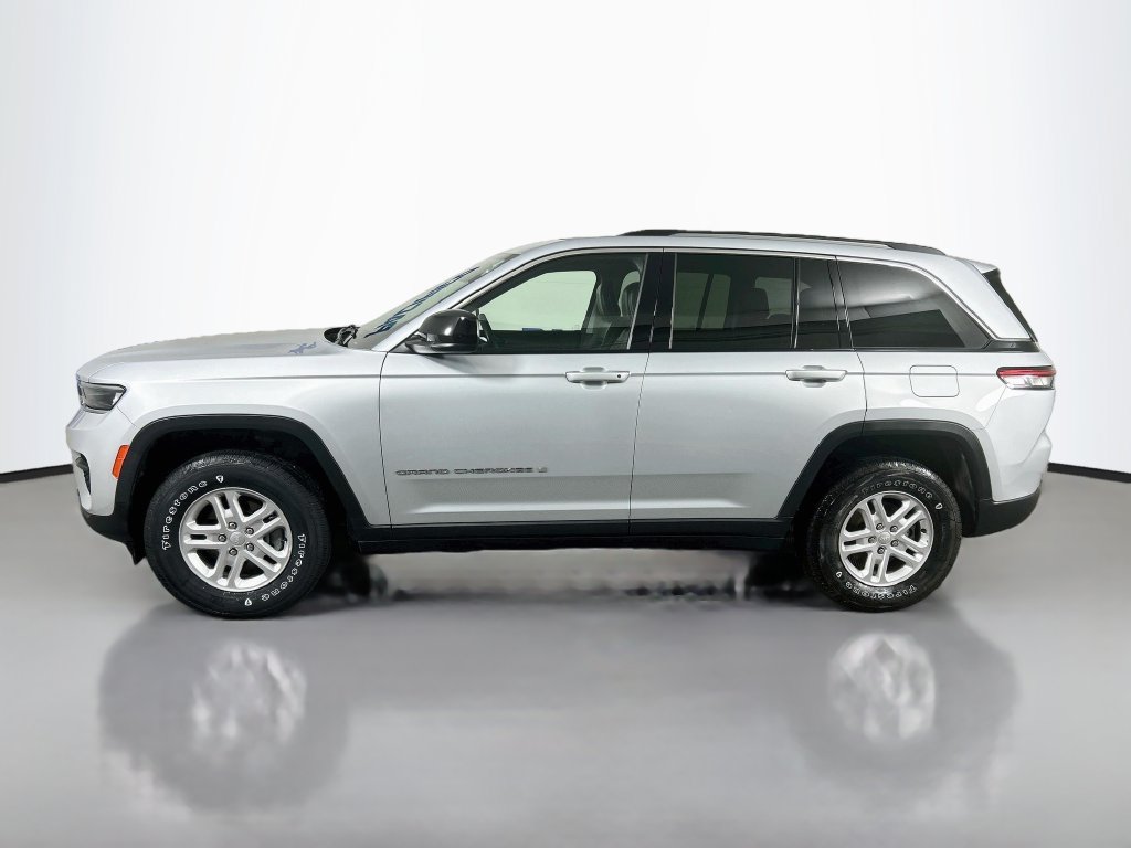 Used 2023 Jeep Grand Cherokee Laredo w/ Luxury Tech Group I AWD/4WD image 5