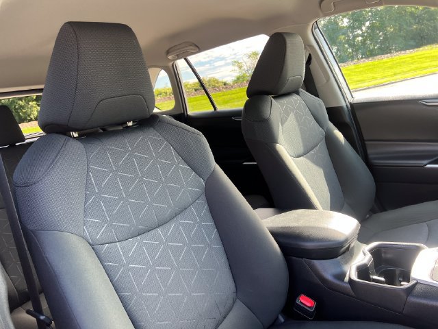 Used 2025 Toyota RAV4 XLE AWD/4WD image 36