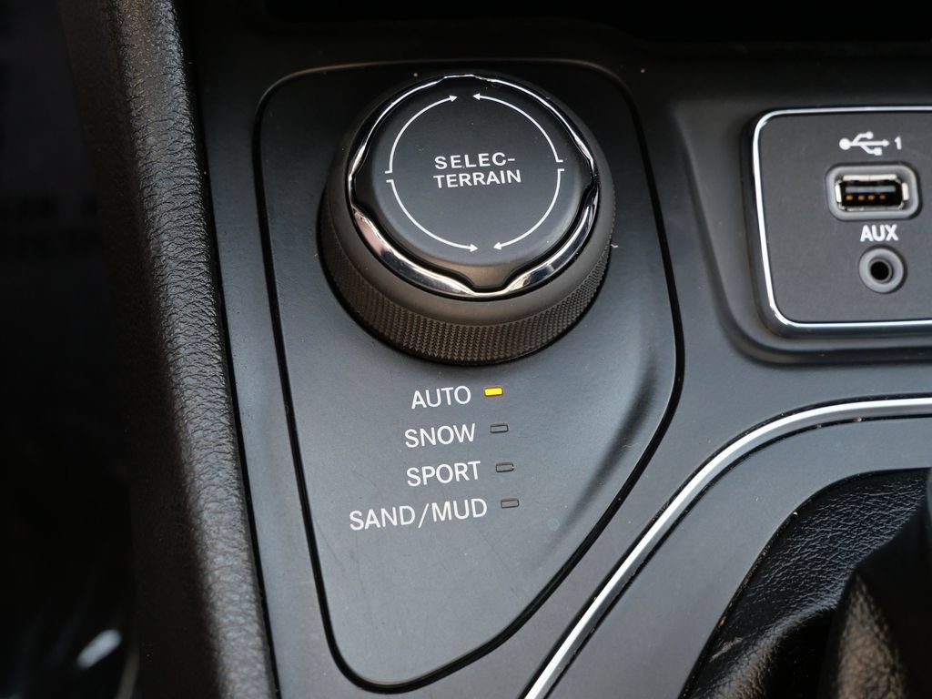 Used 2020 Jeep Cherokee Latitude w/ Safety Group AWD/4WD image 21
