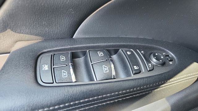 Used 2017 INFINITI Q70 L 3.7 RWD image 23