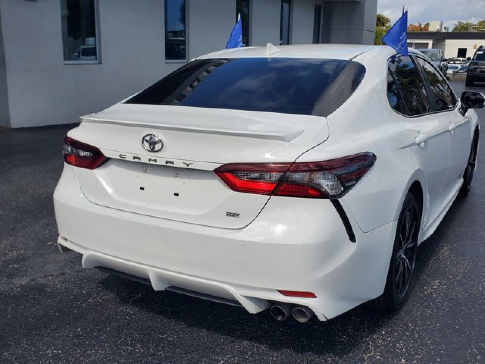 Used 2022 Toyota Camry SE w/ Convenience Package image 4