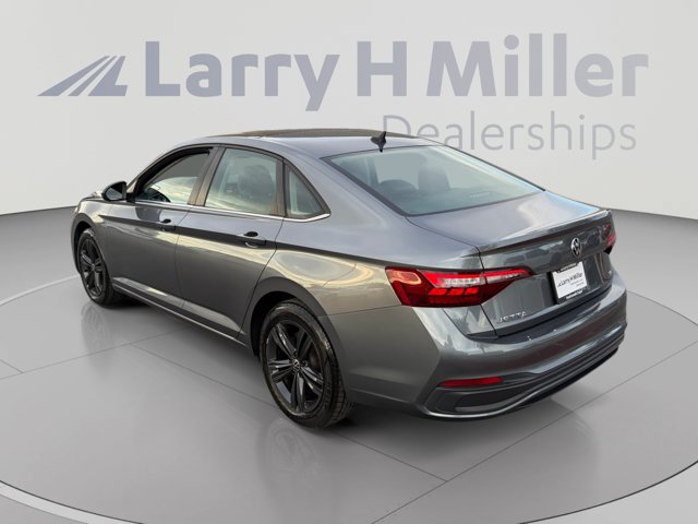 Used 2022 Volkswagen Jetta SE w/ Panoramic Sunroof Package FWD image 3