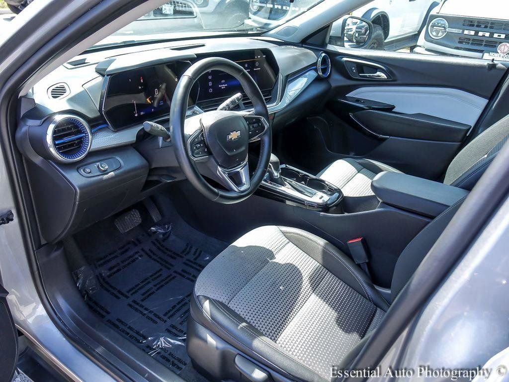 Used 2025 Chevrolet Trax LT w/ LT Convenience Package FWD image 10