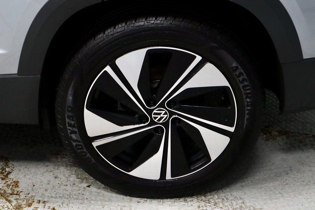Used 2025 Volkswagen Taos SE image 19