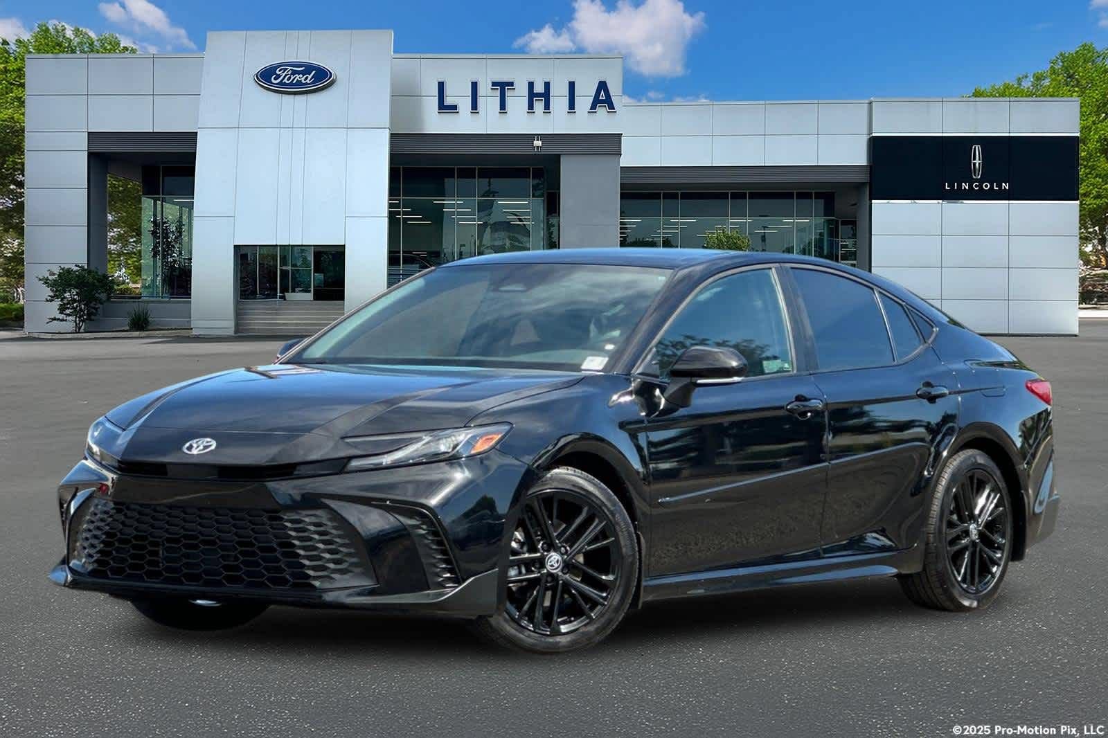 Used 2026 Toyota Camry SE w/ Convenience Package FWD image 1