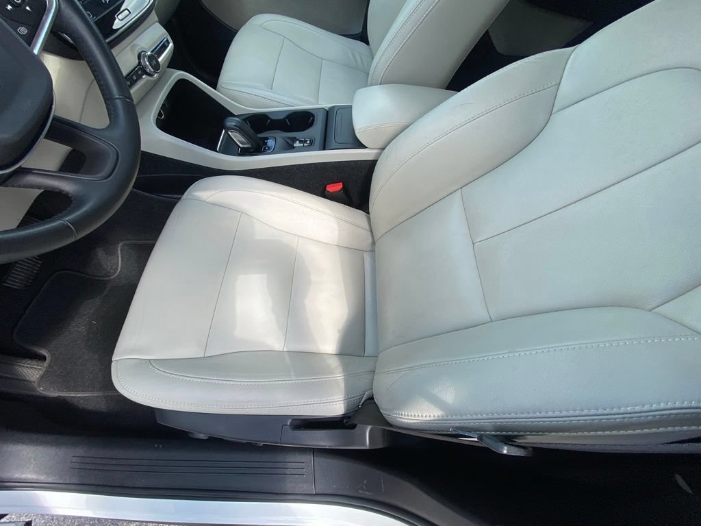 Used 2021 Volvo XC40 T4 Momentum FWD image 23
