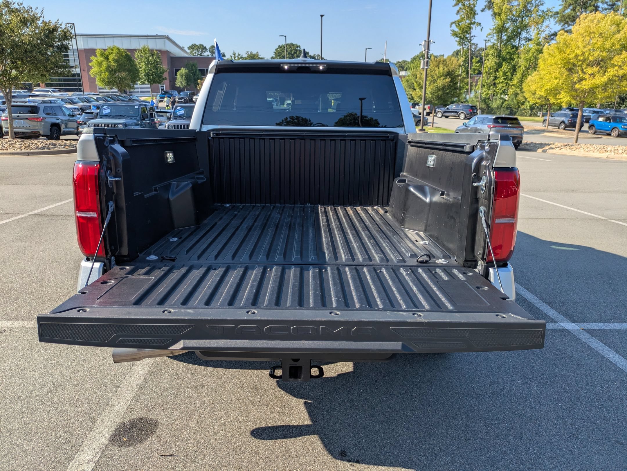 Used 2025 Toyota Tacoma SR5 AWD/4WD image 35