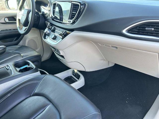 Used 2023 Chrysler Pacifica Touring-L FWD image 17