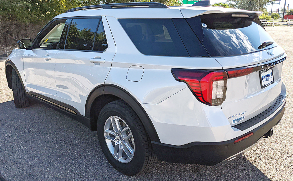Certified 2026 Ford Explorer Active w/ Active Comfort Package RWD image 4