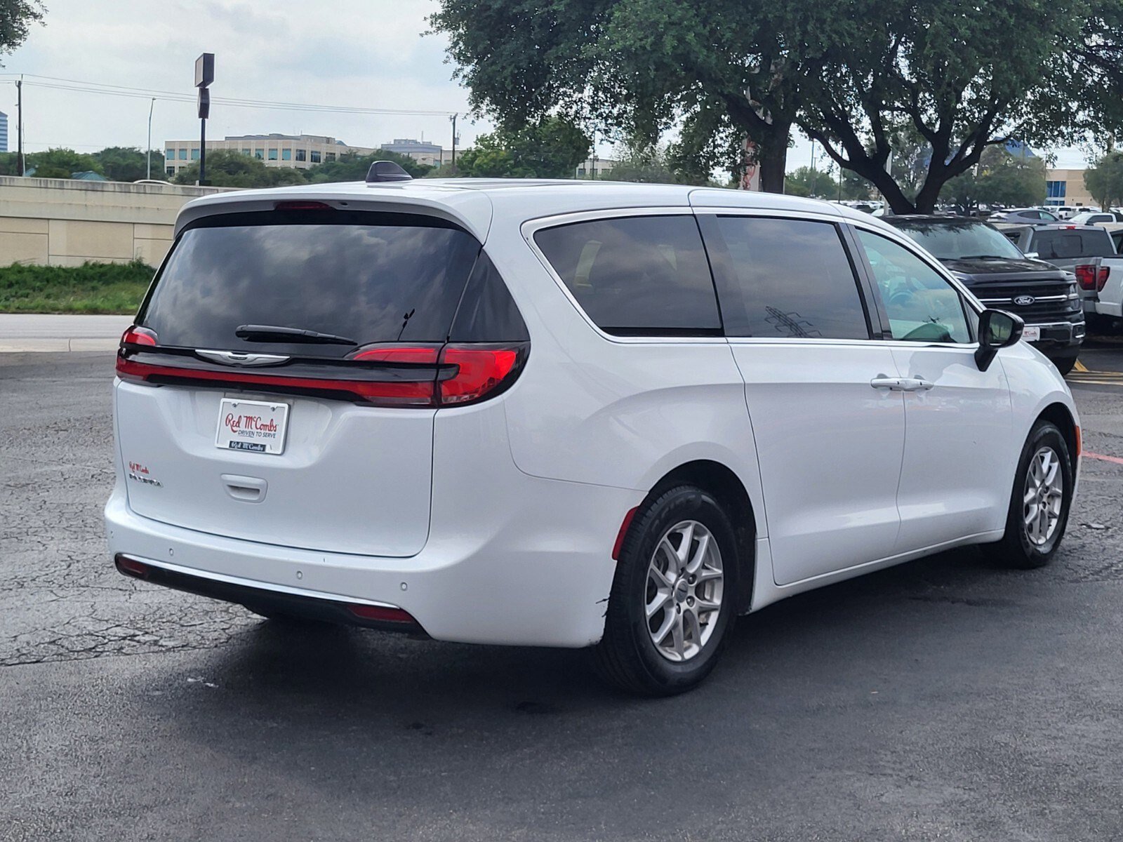 Used 2025 Chrysler Pacifica Select image 3