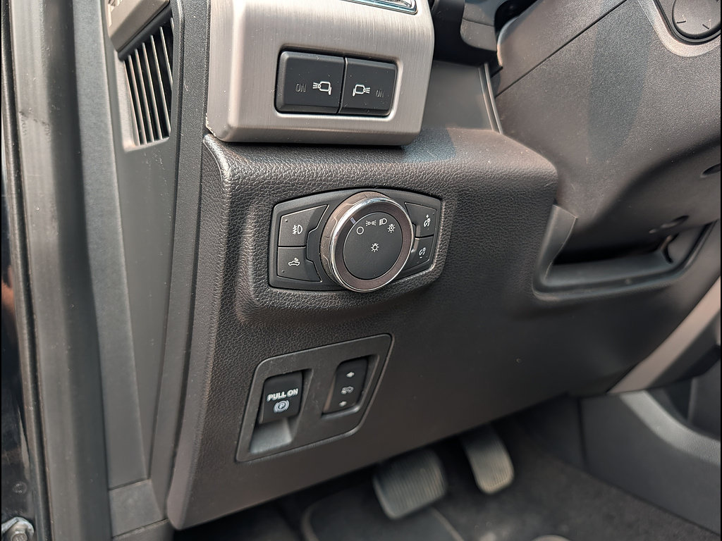 Certified 2018 Ford F150 Platinum w/ Technology Package AWD/4WD image 31