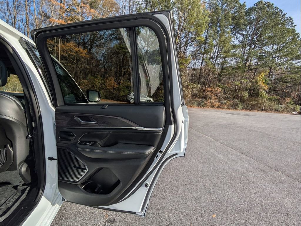 Used 2022 Jeep Grand Cherokee Overland w/ Advanced Protech Group III image 30