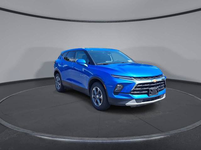 Used 2025 Chevrolet Blazer LT AWD/4WD image 2