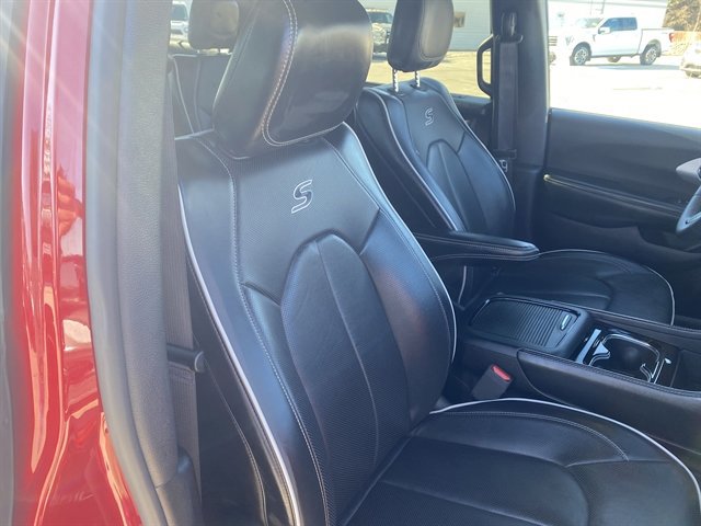 Used 2025 Chrysler Pacifica Limited image 10