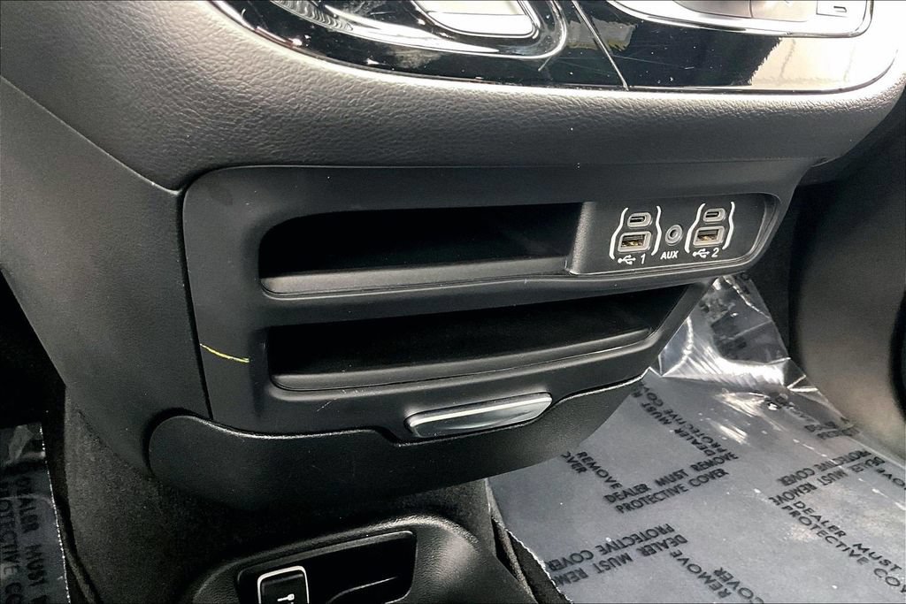 Used 2025 Chrysler Pacifica Select FWD image 33