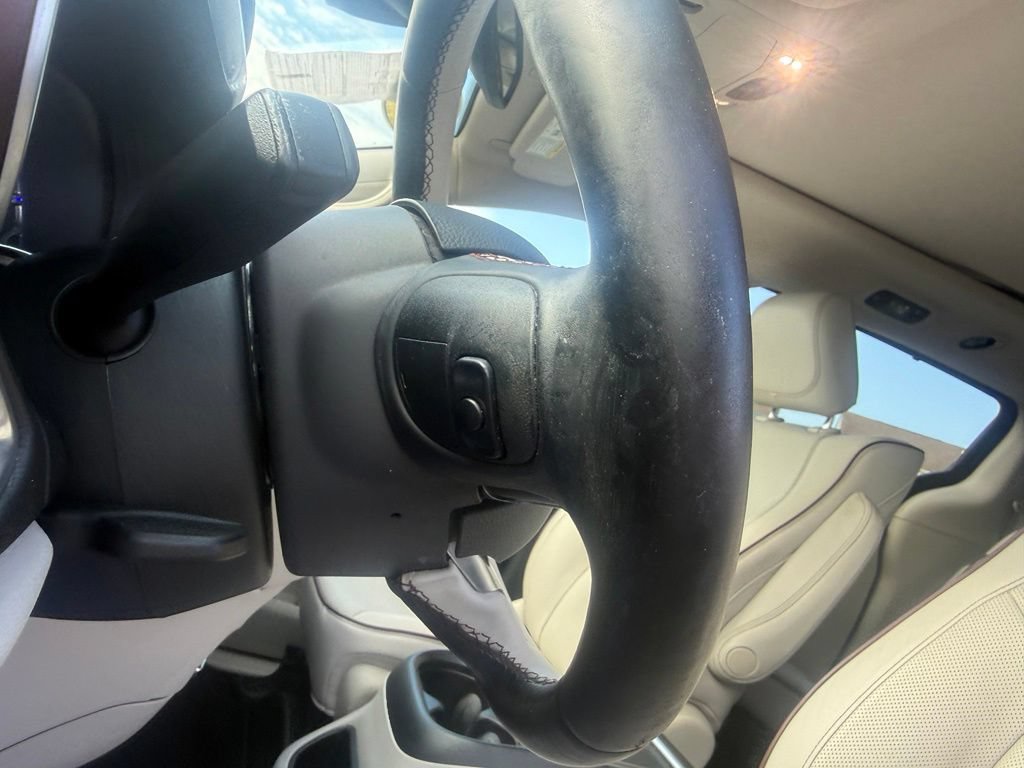 Used 2018 Chrysler Pacifica Limited w/ Advanced Safetytec Group FWD image 18