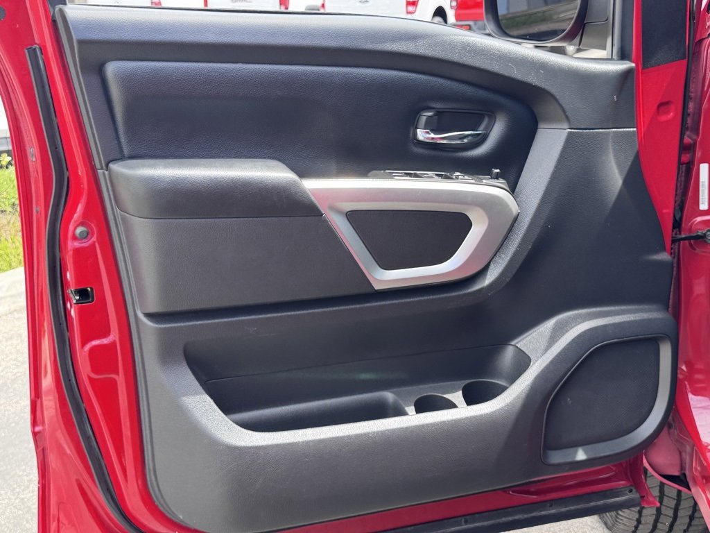 Used 2022 Nissan Titan SV image 16