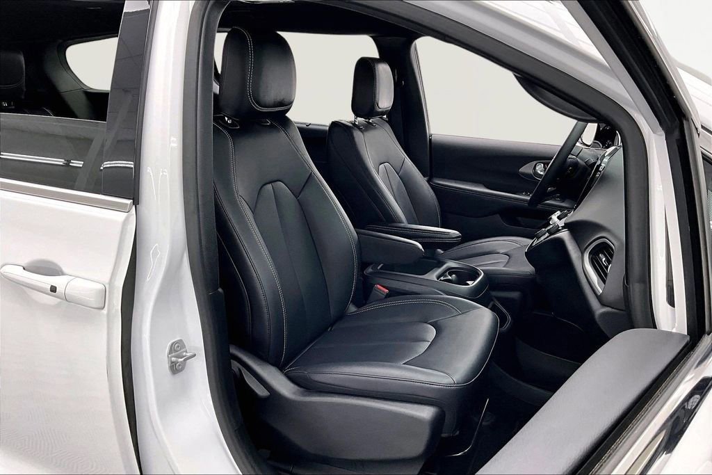 Used 2025 Chrysler Pacifica Select image 9