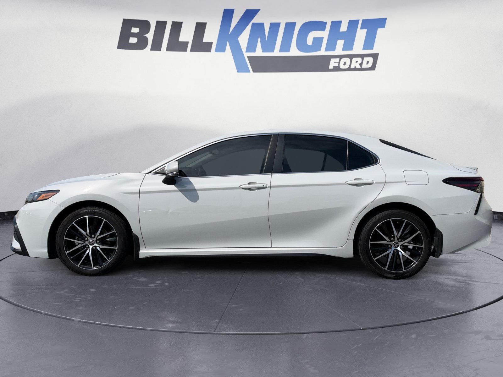 Used 2023 Toyota Camry SE w/ Convenience Package FWD image 2