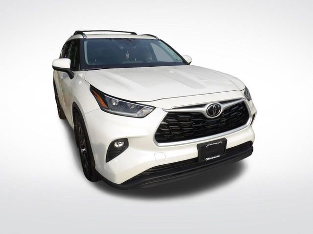 Used 2021 Toyota Highlander XLE AWD/4WD image 11