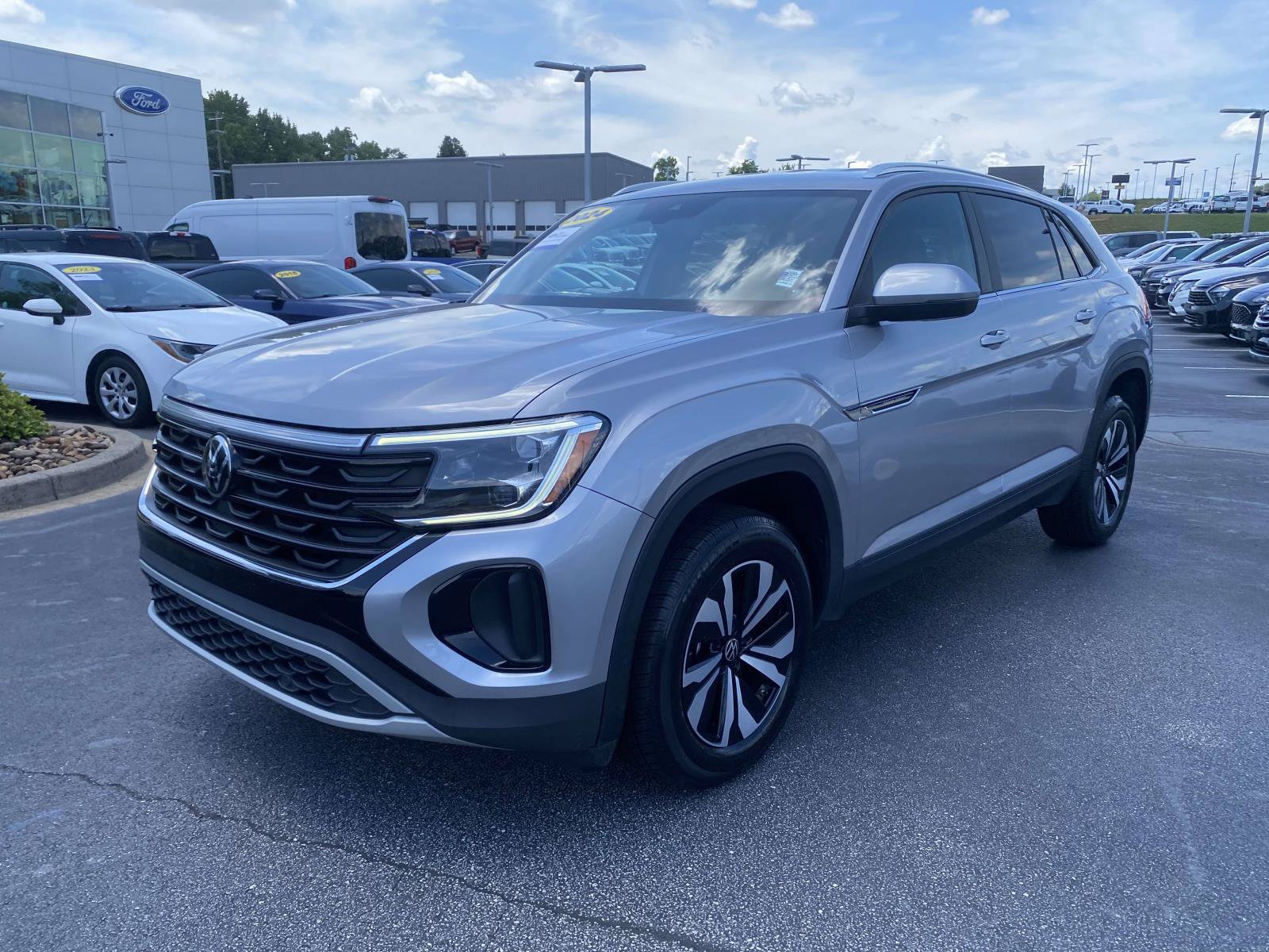 Used 2024 Volkswagen Atlas Cross Sport SE FWD image 3