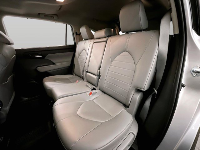 Used 2024 Toyota Highlander XLE AWD/4WD image 25