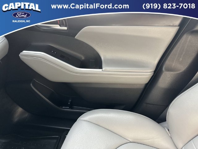 Used 2023 Toyota Highlander XLE AWD/4WD image 29