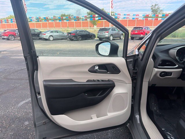 Used 2023 Chrysler Pacifica Touring-L FWD image 12
