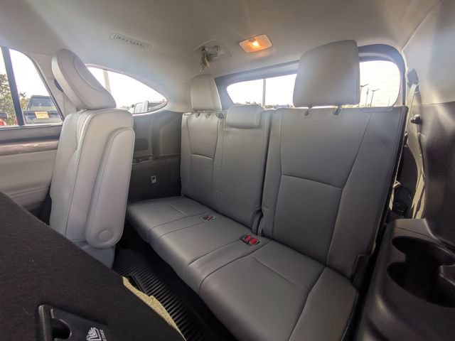 Used 2024 Toyota Highlander Limited FWD image 15