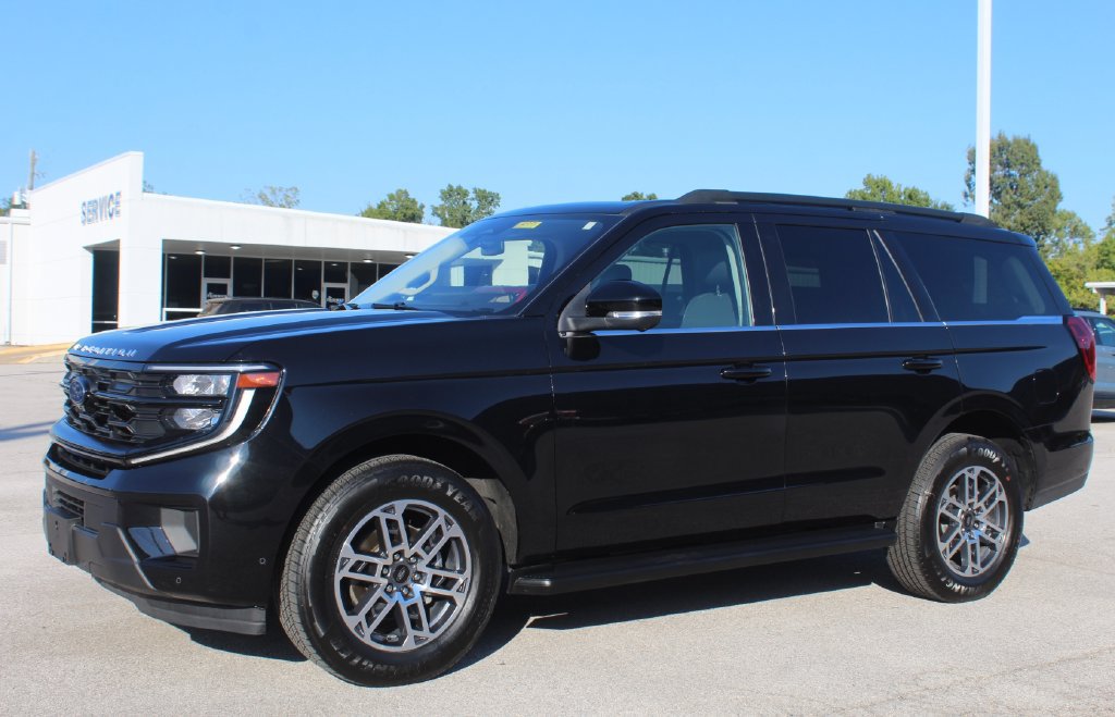 Certified 2025 Ford Expedition Active RWD image 2