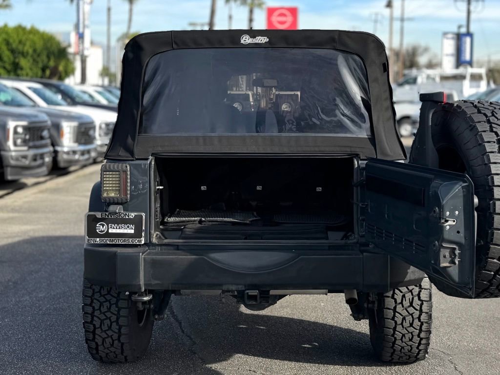 Used 2018 Jeep Wrangler Unlimited Rubicon w/ Connectivity Group image 12
