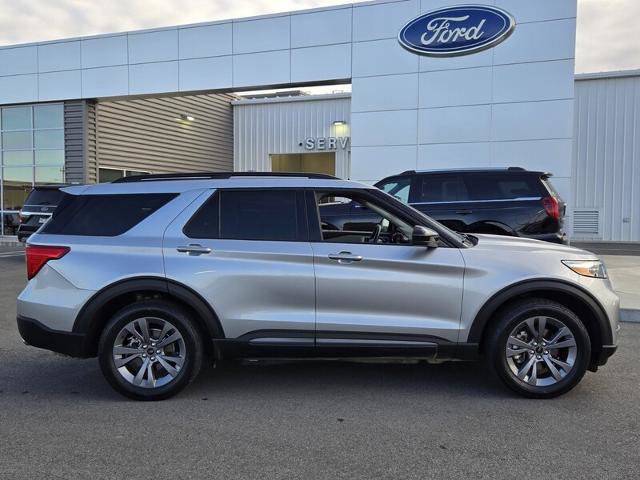 Certified 2022 Ford Explorer XLT w/ Equipment Group 202A image 4