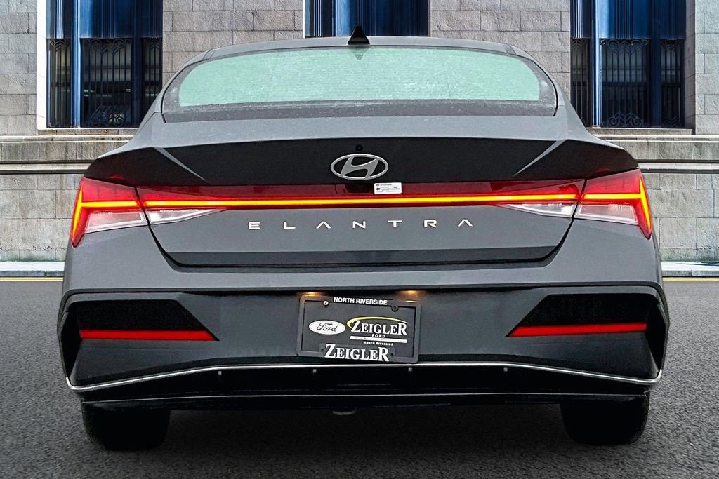 Used 2025 Hyundai Elantra SEL image 4