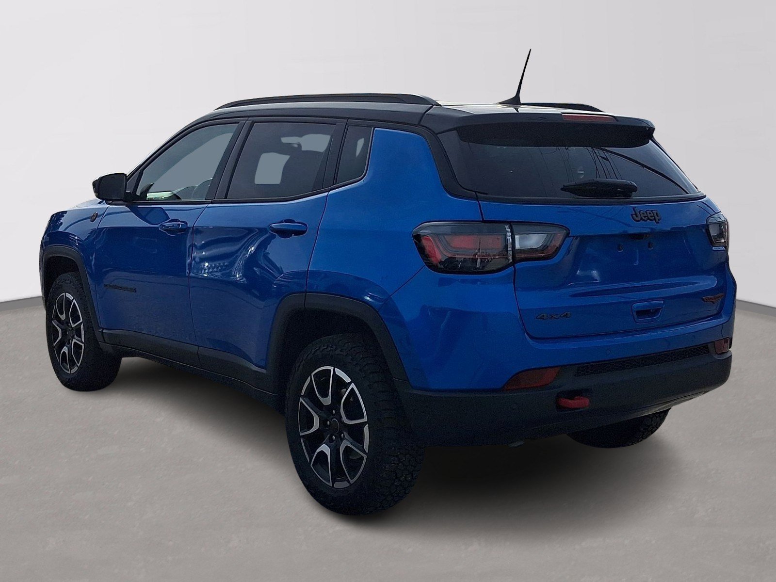 Used 2025 Jeep Compass Trailhawk w/ Trailhawk Elite Group AWD/4WD image 4
