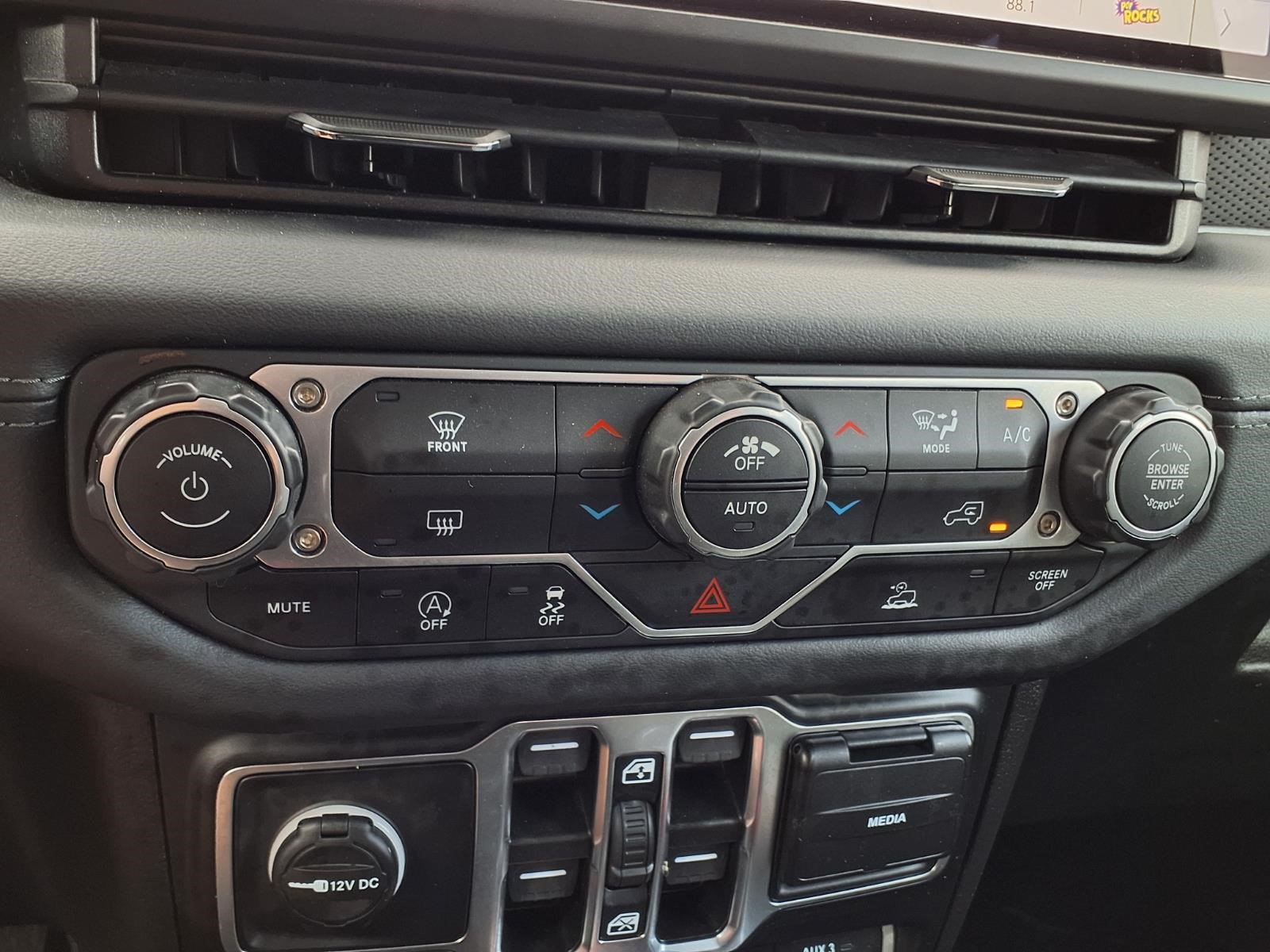 Used 2025 Jeep Gladiator Rubicon AWD/4WD image 19