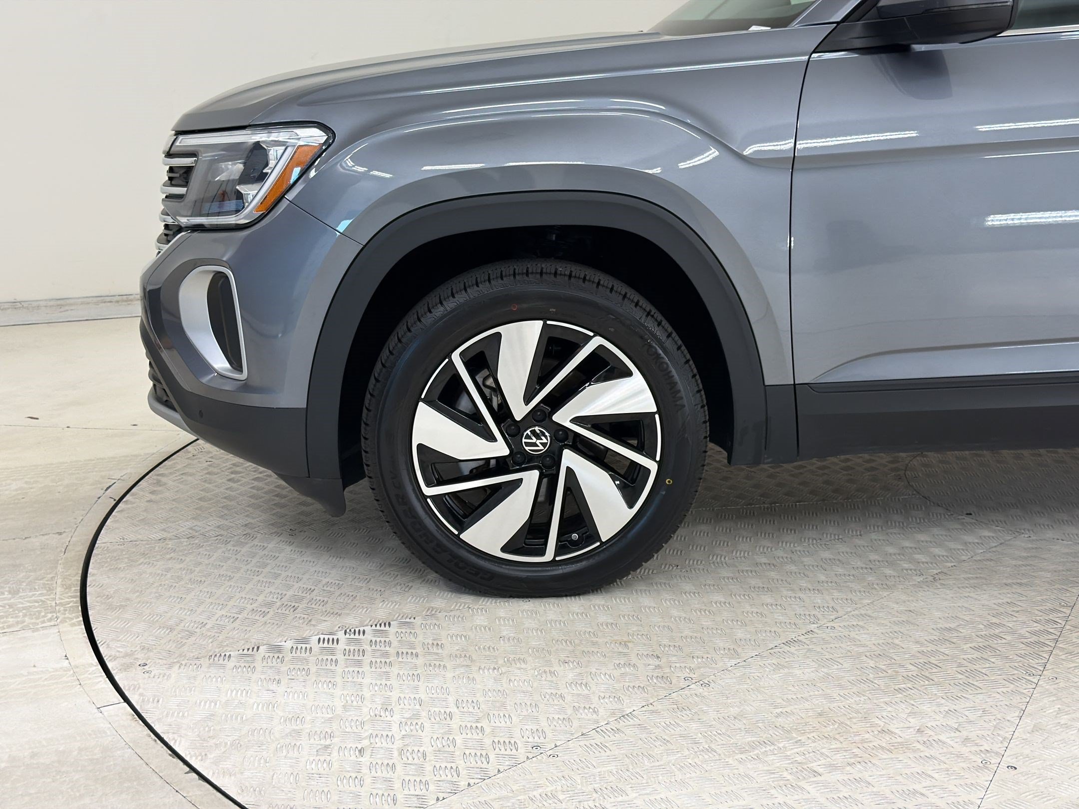 Used 2025 Volkswagen Atlas SE FWD image 13