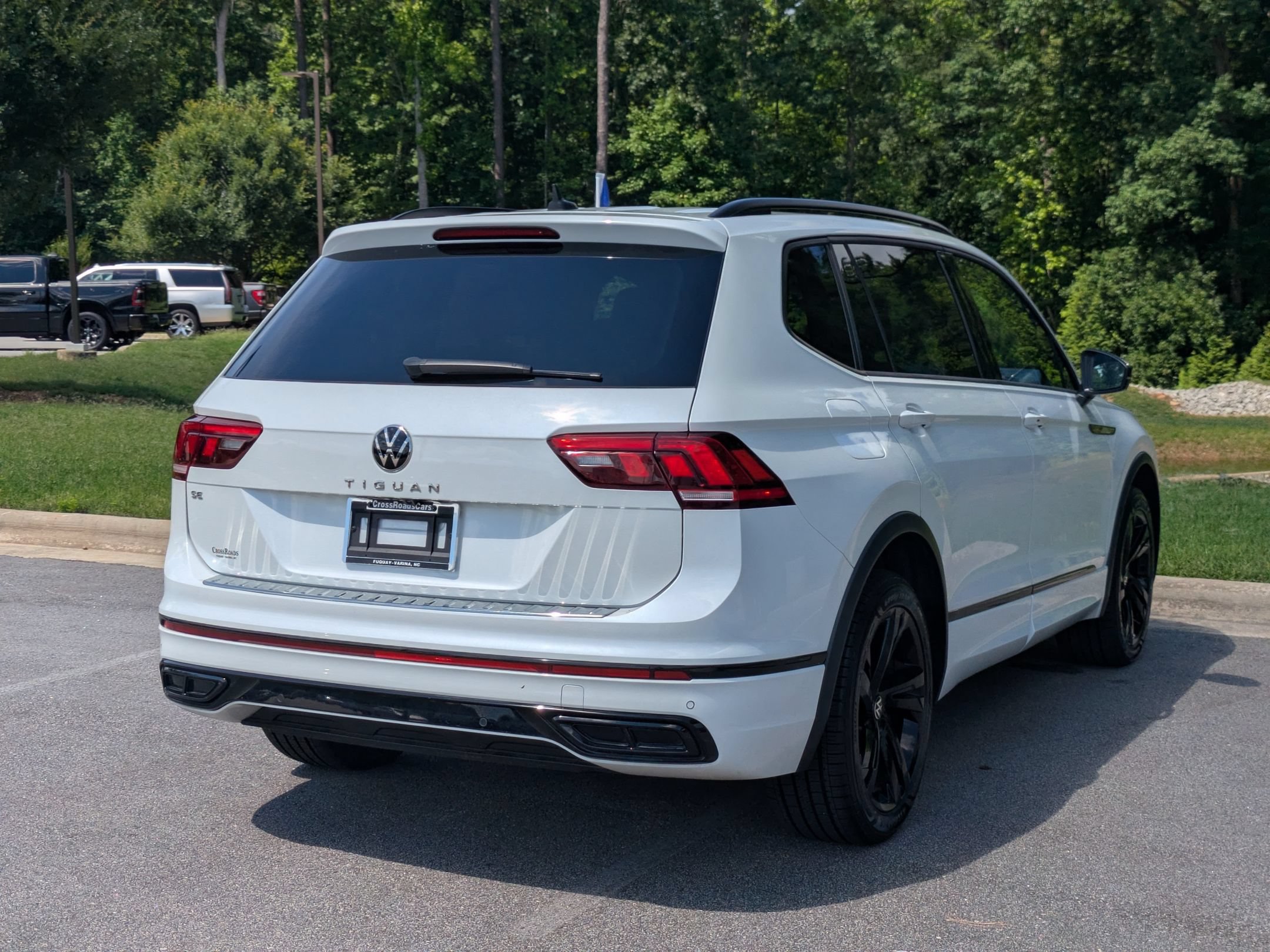 Used 2024 Volkswagen Tiguan SE R-Line FWD image 3