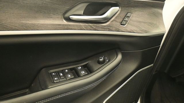 Used 2023 Jeep Grand Cherokee L Limited w/ Luxury Tech Group II image 14