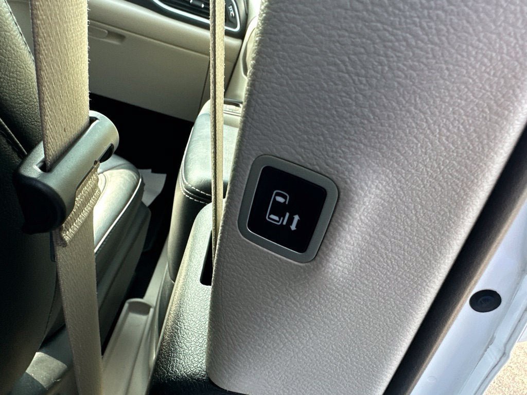 Used 2022 Chrysler Pacifica Touring-L FWD image 12