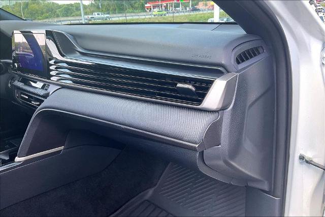 Used 2025 Toyota Camry SE w/ Convenience Package FWD image 16
