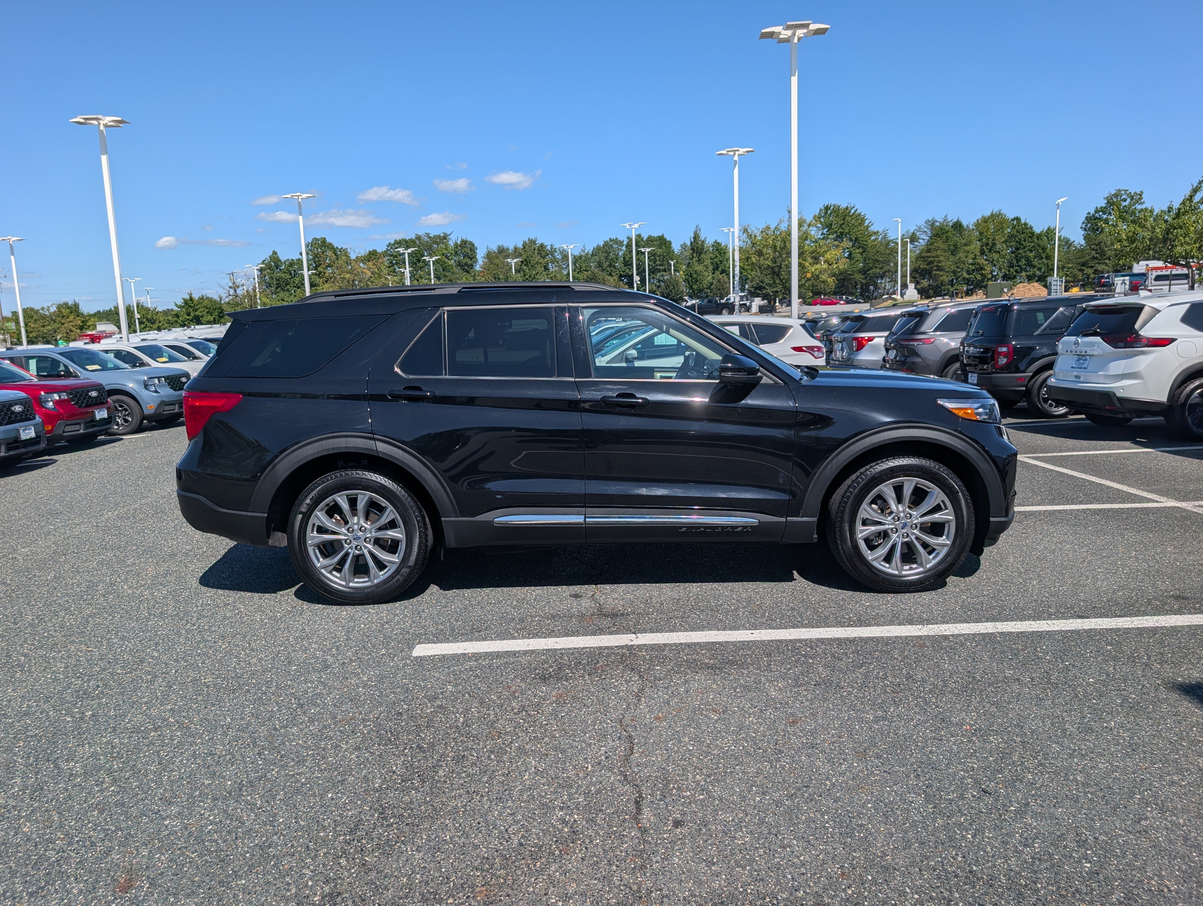 Certified 2023 Ford Explorer XLT w/ Equipment Group 202A AWD/4WD image 3