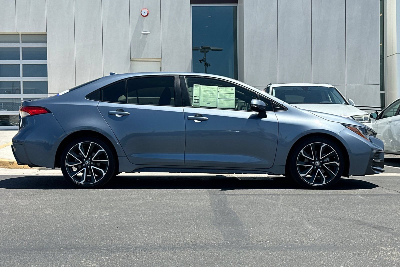 Used 2020 Toyota Corolla SE w/ SE Premium Package FWD image 2