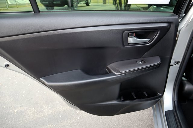 Used 2017 Toyota Camry SE image 21