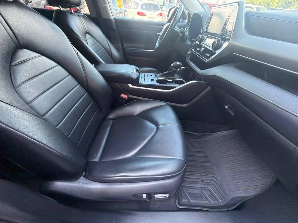 Used 2022 Toyota Highlander XLE AWD/4WD image 40