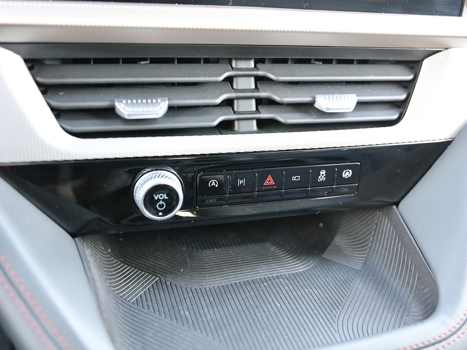 Certified 2025 Ford Explorer Active image 29