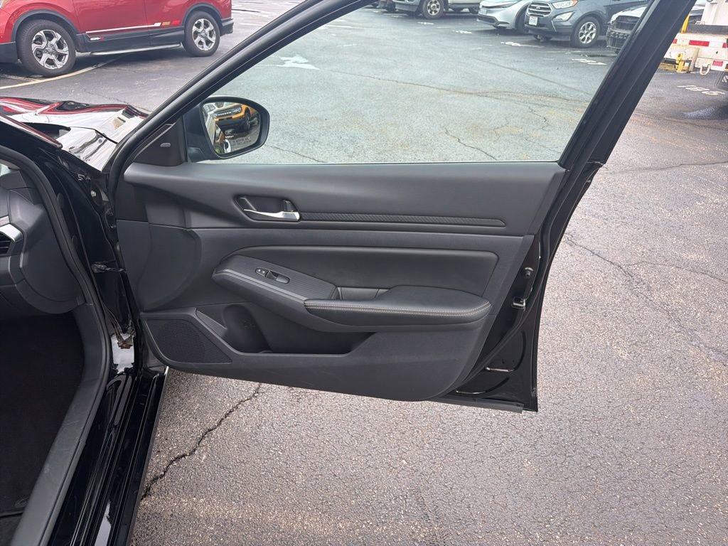 Used 2025 Nissan Altima 2.5 SV FWD image 33