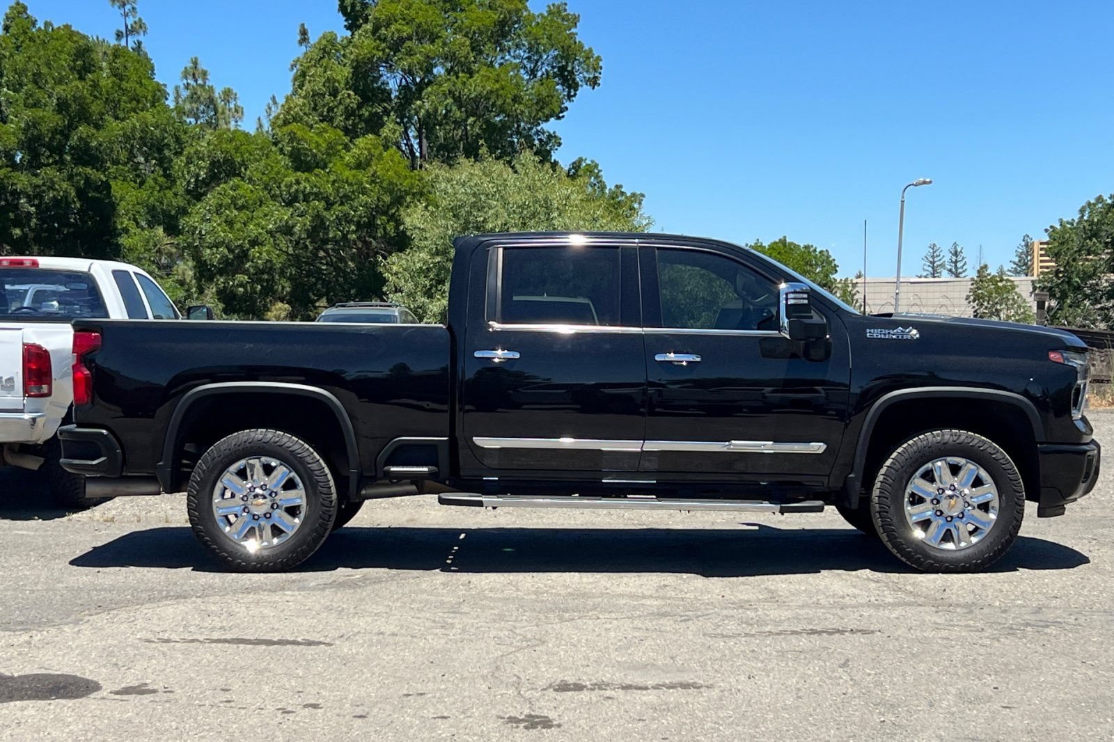 Used 2024 Chevrolet Silverado 2500 High Country AWD/4WD image 3