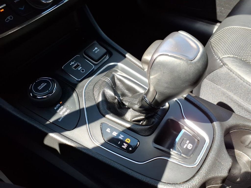 Used 2021 Jeep Cherokee Latitude Lux w/ Comfort/Convenience Group AWD/4WD image 19